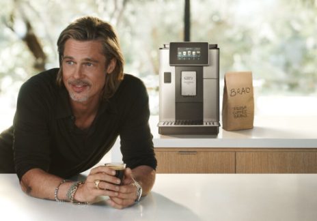 Бред Пит снялся в рекламе кофемашин Delonghi