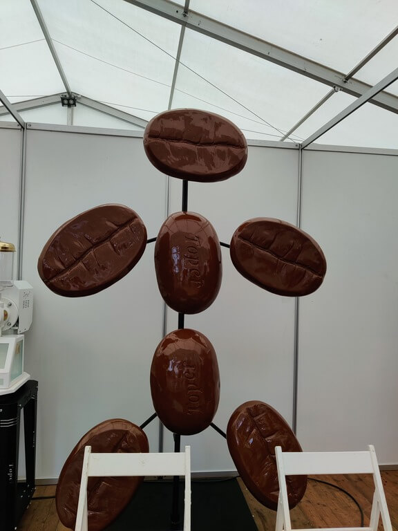 Reportazh s kofejnogo festivalya Lviv Coffee Fest Декоративная фигура человека из больших глянцевых кофейных зерен на выставке